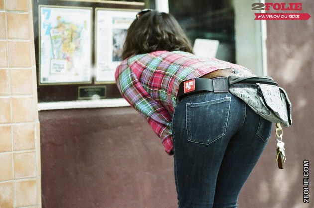 Стоя раком на улице подруга снимает штаны фото