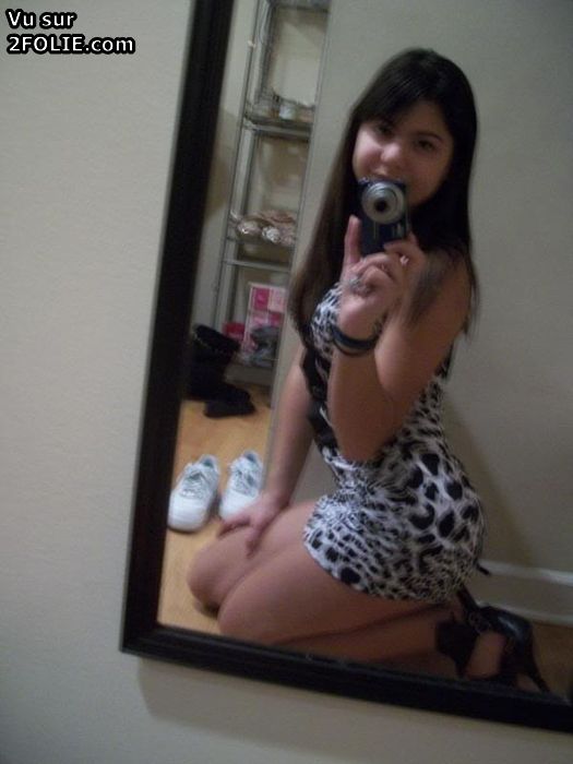 Une jeune latina qui se fait une séance selfie sexy pour fai