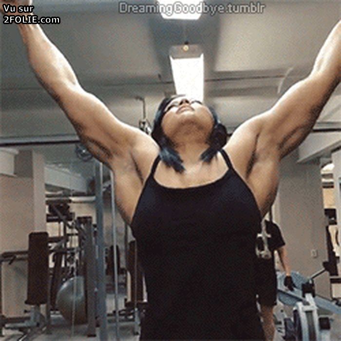 Muscle girl Yeon Woo бицепс