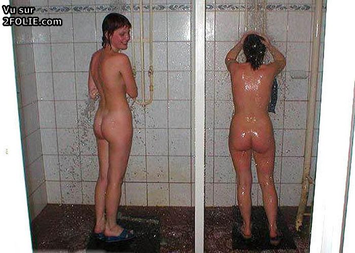 Девушка приняла душ после бассейна и попалась голой на камеру в кабинке